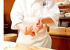 鮨けん 求人 寿司職人経験者は月給35万円以上＋賞与２ヶ月分。高級店経験者歓迎。これから学ぶ方もぜひ、お会いしましょう。