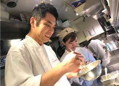 Restaurant GINZA KAZAN／株式会社Gコンセプト 求人 キッチンは20代が多数活躍中！仕込み中もスタッフの笑顔が絶えない職場です。女性スタッフも多いんですよ。