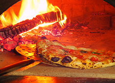 KEVELOS株式会社／PIZZA KEVELOS（ケベロス） 求人 ▲あなたもこの一枚を焼けるようになりませんか？イタリアンや他業態からの参加も大歓迎します！
