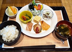 ゼルビア×キッチン（FC町田ゼルビア直営） 求人 一般のお客様には栄養バランスに優れた定食で提供しています。また、町田の旬の食材を使い、地産地消を目指します。