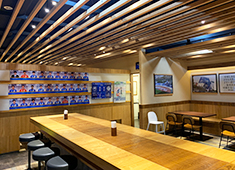 ゼルビア×キッチン（FC町田ゼルビア直営） 求人 実際にサッカー観戦もできる店内。スポーツをする人だけでなく、健康を目指す人にも最適な食事をご用意します。