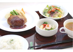 株式会社LEOC（レオック） 求人 毎日のお食事を美味しく、そして楽しく食べていただけるよう、飽きのこないメニュー作りと手作り調理にこだわっています。
