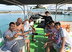 Gita～湘南野菜と魚の酒場～／株式会社 弥平 求人 ▲若手からベテランまで幅広い年令のスタッフが活躍中！
仕事も遊びも思い切り楽しむ！それが弥平のスタイルです♪
