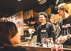 SCHMATZ（シュマッツ）／カイザーキッチン株式会社 求人 日本語以外も、英語やドイツ語が飛び交う国際色豊かな環境です！いい意味で日本らしくない社風も魅力です！