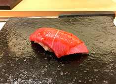 鮨なんば 求人 大間の本まぐろ。
全国の旬の食材を惜しみなく使用します。