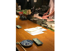 中目黒 焼鶏あきら／ソルト・コンソーシアム株式会社 求人 料理長、店長は月給37～50万円＋賞与。あなたの経験を考慮し給与に反映します。