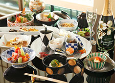 株式会社 加賀屋／神楽坂前田・神楽坂前田芳春庵※和食・日本料理部門 求人 彩り鮮やかな料理は舌で味わうと共に目でも楽しめます。手間を惜しまない丁寧な仕事ができる環境です。