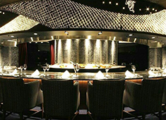 「REGINA」「RYUDUKI TEPPAN」 求人 「RYUDUKI TEPPAN」…ラグジュアリーで洗練された空間の中、ライブ感あふれるカウンターが印象的な店内。
