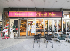 Boulangerie et Cafe Pere et Mere（ペル・エ・メル）／株式会社 三栄堂 求人 イートイン・テラス席でパンやコーヒーを楽しむ事もできます。
