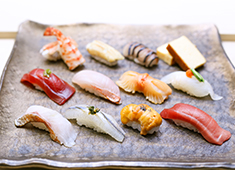 龍月 SUSHI 求人 握りが美味しいのが一番大切。伝統的な江戸前寿司だけでなく、あなたのアイデアを加えた寿司も提供してください。