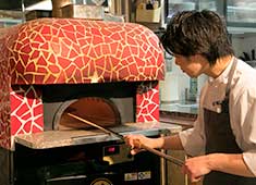 cucina Italiana GIORNOTTE（ジョルノッテ） 求人 窯で焼き上げる自家製ピッツァ。有名なピッツェリアやトラットリア、イタリア本土での修行経験が豊富なシェフに学べます！