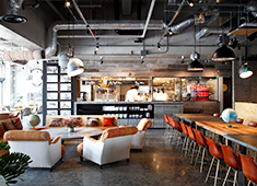 「TREX KAWASAKI RIVER CAFE」「THE CAMP CAFE & GRILL」／株式会社ダブリューズカンパニー 求人 スポーツバイクやSUPなど、様々なアクティビティをリアルに体験できる体験型カフェ『RIVER CAFE』。