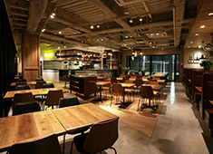 「TREX KAWASAKI RIVER CAFE」「THE CAMP CAFE & GRILL」／株式会社ダブリューズカンパニー 求人 川崎駅近く、LA CITTADELLAのフットサルコートに隣接した開放的な店内のカフェ「THE CAMP」。