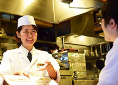 和食と立ち喰い寿司 NATURA 求人 女性社員も多数活躍！働きやすい環境でスタッフを大切にする職場だからこそメリハリもって仕事ができます。