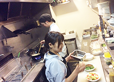 KURA ／ 株式会社アケボノカンパニー 求人 アルバイトは、主婦の方から学生・フリーターなど、10代～40代のさまざまなスタッフが1店舗約10名ほど在籍中！