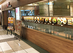 かにチャーハンの店ダイニング 上大岡店／神鋼ホールディングス株式会社 求人 解放感と清潔感のあるお店がアナタの職場になります。店外から調理風景を見ることができますので、腕が鳴りますね♪