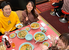 かにチャーハンの店ダイニング 上大岡店／神鋼ホールディングス株式会社 求人 仕事終わりにみんなでご飯。仲の良さが笑顔になり、働き易さが良いサービスに繋がるんです。
