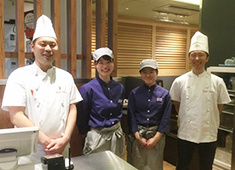 かにチャーハンの店ダイニング 上大岡店／神鋼ホールディングス株式会社 求人 居心地の良さにも自信アリ。これから一緒に歩んでいくアナタからのご応募を、スタッフ一同お待ちしております。