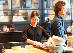 株式会社ADASTRIA eat Creations／THE CITY BAKERY／THE CITY BAKERY NEW YORK GRILL 求人 施設内でも一際多くのお客様で賑わう当店。スタッフの笑顔と活気で溢れています。