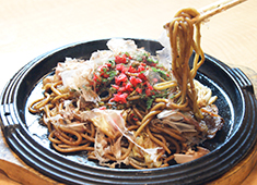 焼きそばのまるしょう／株式会社わらうライフクリエイト 求人 モチモチの自家製麺が人気！こだわりの「焼きそば」はバリエーションも豊かで、新メニュー開発のアイディアも大歓迎です！