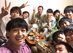 焼きそばのまるしょう／株式会社わらうライフクリエイト 求人 社員旅行の様子。同じ船に乗る仲間として、ずっと共に進み続けることができるよう風通しの良い職場作りを徹底しています。