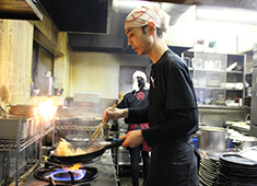 焼きそばのまるしょう／株式会社わらうライフクリエイト 求人 フライパンを振る事が好きな方、上手くなりたい方はウチにピッタリですよ(笑)やっぱり、飲食店ってこうでなくっちゃ♪