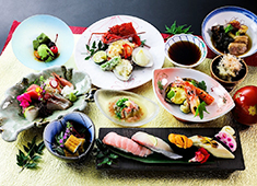 江戸前寿し 回転寿し 立ち食い寿し 「寿し常」／株式会社 豊田 求人 鮮魚の仕入れや販売事業も軸としており、新鮮な魚介類を仕入れできるノウハウあり！旬の素材を扱える環境です！