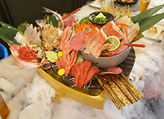 小さな魚がし 野口鮮魚店／築地 大宮商店 求人 マグロ問屋直営ならではの豪快な料理がウリ！和食や居酒屋、寿司店での経験を活かしていい食材を扱うことができます！