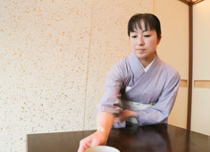 招福楼 東京店 求人 扉の開け方や料理や飲み物の提供の仕方など、基本的な事は最初に一から教えますのでご安心ください。