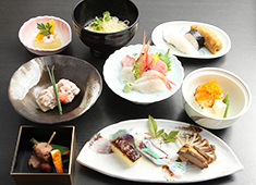 Uoko Global 株式会社 求人 「海鮮 魚こう」は、ランチ～ディナータイムまで近隣の方で賑わうお店です。