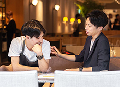 株式会社 MOTHERS／MORETHAN BAKERY／MOTHERS ORIENTAL、他 求人 店舗の顔として活躍いただくホールスタッフ！「やってみたら面白くて」なんて声も多い、お客様の笑顔を間近で見れる仕事！
