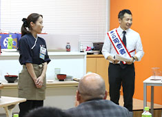 回し寿司 活／株式会社 活美登利 求人 第2回「KS（活・接客）カップ」開催！ハワイ旅行をはじめ、多くの豪華副賞を目指し、各店の代表者が競い合いました！