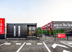 「HOTEL R9」「HOTEL R9 The Yard」他／株式会社デベロップ ホテル事業部 求人 遊休地などを利用し、ロードサイドを中心にホテルを建築。コンテナモジュールならではのスピード感で展開しています。
