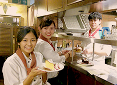 イタリアの食卓 ポコアポコ／有限会社 周山商事 求人 キッチン・ホールの垣根がなく仲が良いのも自慢！積極的にコミュニケーションをとりチーム感を大事に店作りを行っています