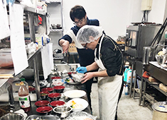中華料理 登竜門 -tou ryu mon-／株式会社 鯉平 求人 ▲新店にて提供する料理の試作風景