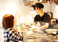 CRISP SALAD WORKS／CRISP,INC.（株式会社 クリスプ） 求人 ただの飲食店ではなく、サラダと接客を通じて、お客様にワクワクするような体験を提供していきます。