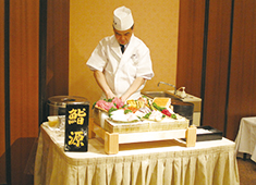 鮨源 帝国ホテル店／株式会社 鮨源 求人 寿司宴会スタッフは、ホテル内にある宴会場の特設屋台で対面調理を担当