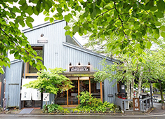 【株式会社フォンス】和食・蕎麦事業部／「銀座 真田」「川上庵」「酢重ダイニング」 求人 ▲当社1号店の「軽井沢 川上庵」は、現在でも多くの地元・観光客のお客さまでにぎわっています！