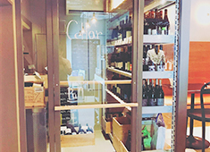 かめじま商店／株式会社ネッコ 求人 店内後方には100本以上収納可能なワインセラー！現ソムリエ、ワインを勉強したい方も好みのワインストックできます♪