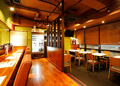 池袋 pon屋（ぽんや）／株式会社ボルテージフード 求人 オープンキッチンのお店なので、料理と接客両方経験したい方にもぴったりな環境です。