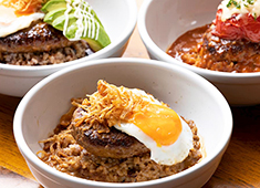 HANAO CAFÉ（ハナオ カフェ） 求人 現地さながらのハワイアン料理！高度な調理経験が必要なメニューではないので、経験の浅い方も大歓迎です。