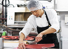 株式会社サンケイ会館　※ケータリング部 求人 ケータリング会場での切り分けや盛り付けなど、料理の技術を魅せる場面もあります。