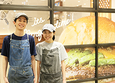 「J.S. BURGERS CAFE」／株式会社 フレーバーワークス（ベイクルーズグループ） 求人 女性社員も多く活躍しています。「働きやすさ」「社員を大事にする社風」も人気の理由となっています。