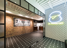 「J.S. BURGERS CAFE」／株式会社 フレーバーワークス（ベイクルーズグループ） 求人 アパレル事業を通じて培った「コンテンツを開発する力」や「店舗づくりのノウハウ」を強みに、事業展開を加速します。