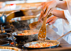 「BRAUERTAFEL（ブラウアターフェル）」etc／新規プロジェクト事業部 求人 フランスのラルナージュの白土を使用した石釜は、世界中のゲストを魅了するでしょう。