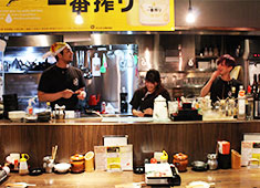 株式会社 やるねん 求人 ▲オープンキッチンでお客様との距離がイイのも魅力！あなたの力でお客様を楽しませてください！