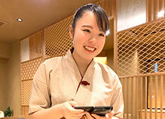 五代目 花山うどん銀座店、他／株式会社花山うどん 求人 「安心できる会社がよかった！」そんな志望動機を持って入社した若手が、毎日笑顔で活躍している会社です！