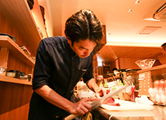 「オトナノイザカヤ中戸川」「キガルニワショク弾」 求人 【ある日の仕込み風景】和食の厨房で、一定時間和食の仕込みをし、イタリアンの厨房へ移動（右のパート2へ）