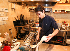 「オトナノイザカヤ中戸川」「キガルニワショク弾」 求人 【ある日の仕込みパート2】イタリアンの厨房で、生パスタを仕込み中！このように和食もイタリアンも学べます。