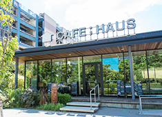 株式会社ダブリューズカンパニー 求人 写真は豊洲の「CAFE;HAUS」。街に溶け込み、地域の人々に根付くカフェづくりをしています。